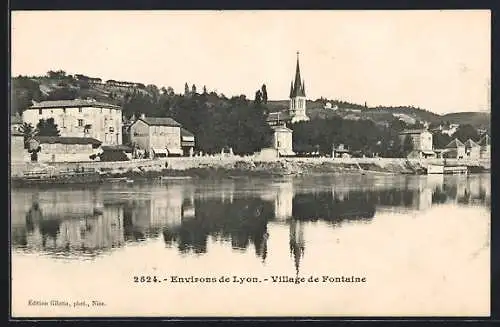 AK Fontaine, Vue du village et du clocher près de l`eau