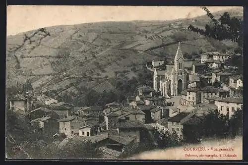 AK Courzieu, Vue générale du village et des collines environnantes