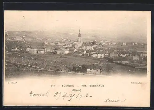 AK Fleurie, Vue générale du village avec église et collines environnantes