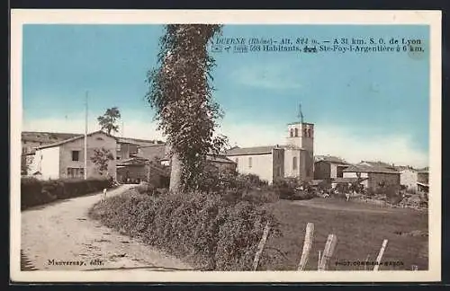 AK Duerne, Vue du village avec église et route bordée d`arbres