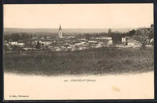 AK Chasselay, Vue générale du village avec clocher en arrière-plan