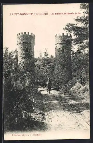 AK Saint-Bonnet-le-Froid, Les Tourelles de l`entrée du Parc