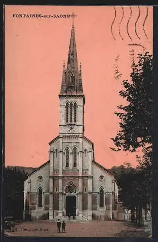 AK Fontaines-sur-Saône, Église avec flèche imposante et arbres environnants