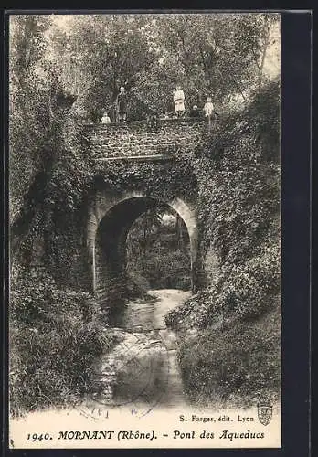 AK Mornant, Pont des Aqueducs avec promeneurs sur le pont