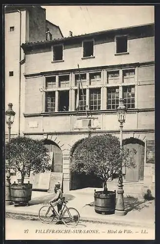 AK Villefranche-sur-Saône, Hôtel de Ville avec un cycliste à l`avant-plan