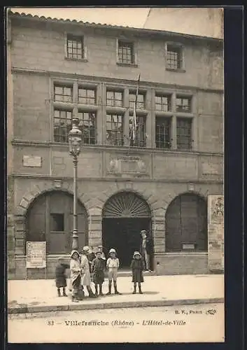 AK Villefranche, L`Hôtel-de-Ville avec enfants devant l`entrée