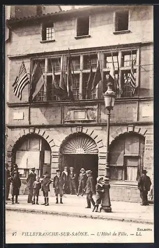 AK Villefranche-sur-Saône, L`Hôtel de Ville avec drapeaux et passants