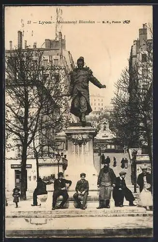 AK Lyon, Monument Blandan avec des passants sur la place