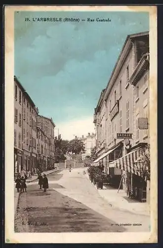 AK L`Arbresle, Rue Centrale animée avec boutiques et passants