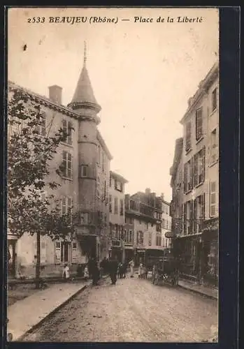 AK Beaujeu, Place de la Liberté avec bâtiments anciens et passants