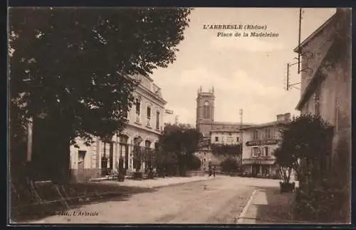 AK L`Arbresle, Place de la Madeleine avec vue sur l`église et la rue animée