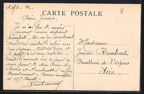 AK L`Arbresle, Place de la Madeleine avec vue sur l`église et la rue animée