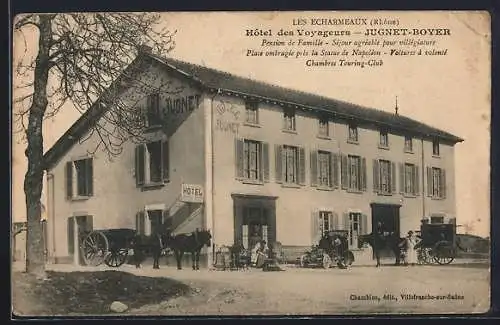 AK Les Écharmeaux, Hôtel des Voyageurs Jugnet-Boyer avec voitures et calèches devant l`entrée