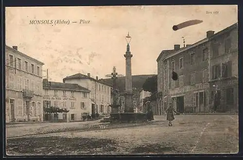 AK Monsols, Place avec fontaine et bâtiments environnants