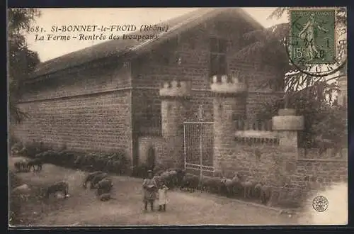 AK Saint-Bonnet-le-Froid, La Ferme, Rentrée des troupeaux