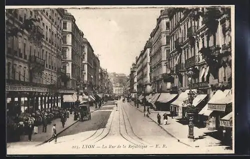 AK Lyon, La Rue de la République avec tramway et passants animés