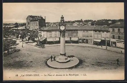 AK La Demi-Lune, La Place et Avenue de la République