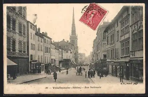 AK Villefranche, Rue Nationale animée avec passants et calèche