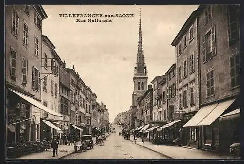 AK Villefranche-sur-Saône, Rue Nationale avec vue sur l`église et commerces animés