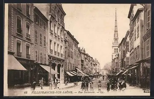 AK Villefranche-sur-Saône, Rue Nationale animée avec passants et boutiques