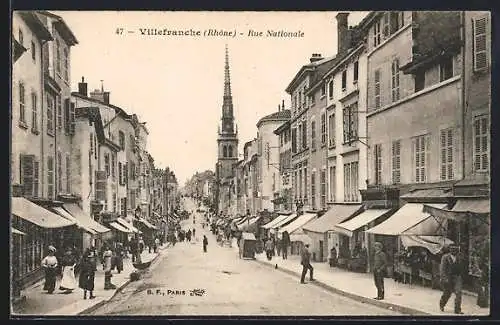 AK Villefranche, Rue Nationale animée avec passants et boutiques