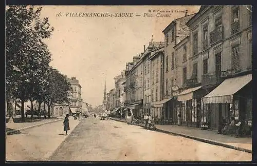 AK Villefranche-sur-Saône, Place Carnot avec bâtiments et passants