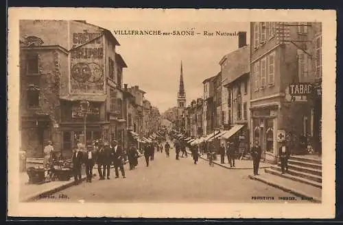 AK Villefranche-sur-Saône, Rue Nationale animée avec passants et commerces