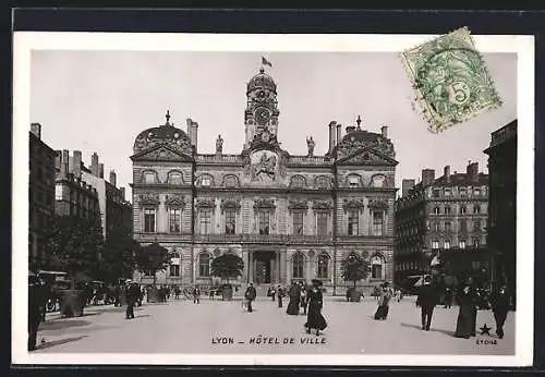 AK Lyon, Hôtel de Ville et passants sur la place