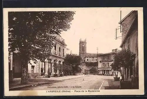 AK L`Arbresle, Place de la Madeleine avec vue sur l`église et bâtiments environnants