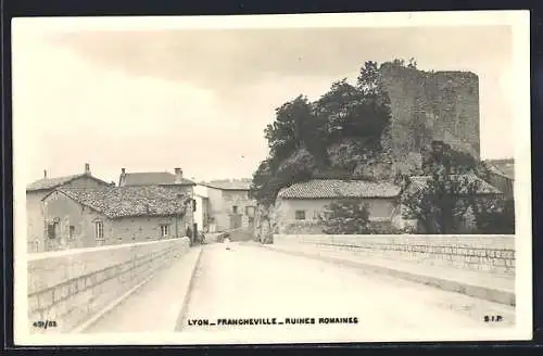 AK Francheville, Ruines romaines et vue sur le village