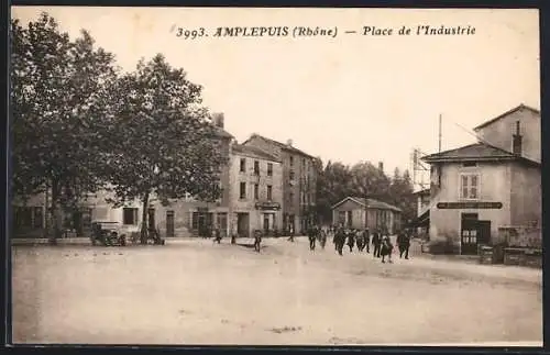 AK Amplepuis, Place de l`Industrie avec passants et bâtiments historiques