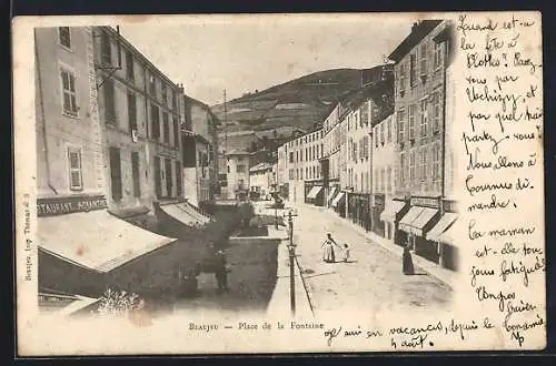 AK Beaujeu, Place de la Fontaine avec vue sur les montagnes en arrière-plan