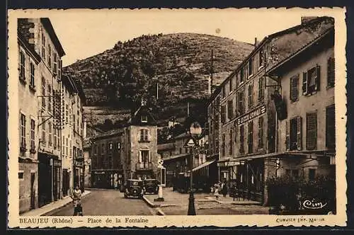 AK Beaujeu, Place de la Fontaine avec vue sur la colline environnante