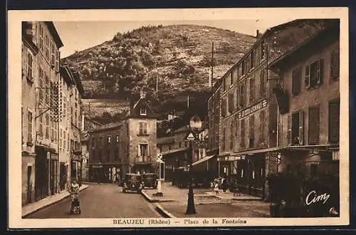 AK Beaujeu, Place de la Fontaine avec vue sur la colline en arrière-plan