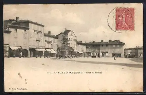 AK Le Bois-d`Oingt, Place du Marché animée avec bâtiments historiques