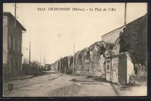 AK Chaponost, Le Plat de l`Air avec tramway et route bordée de murs anciens