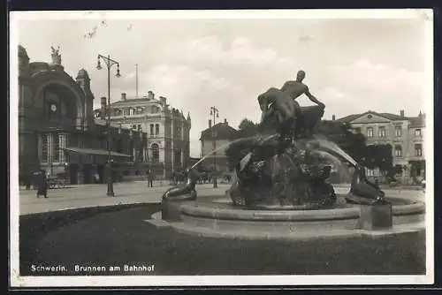 AK Schwerin / Mecklenburg, Brunnen am Bahnhof