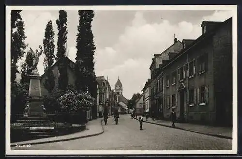 AK Neuwied, Strassenpartie am Kriegerdenkmal