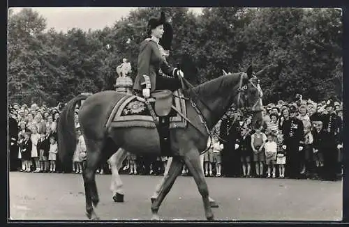 AK Queen Elizabeth II. on horseback