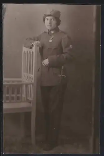 Foto-AK Lieserl in Uniform mit Orden und Bajonett, 1918