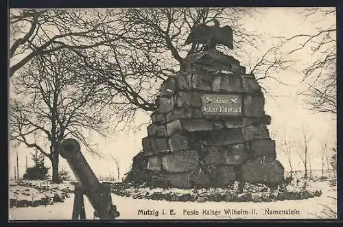 AK Mutzig i. E., Feste Kaiser Wilhelm II., Namenstein und Kanone im Schnee