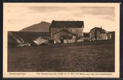 AK Riesengebirge, Wiesenbaude mit Blick auf die Schneekoppe