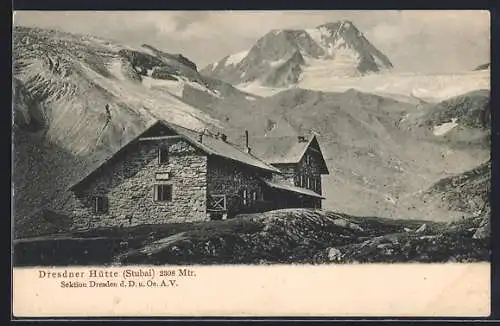 AK Dresdner Hütte (Stubai), Berghütte vor schneebedeckten Gipfeln