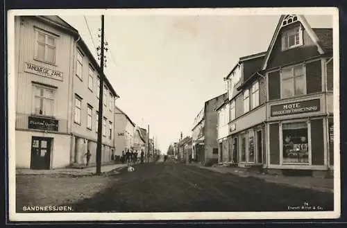 AK Sandnessjoen, Strassenpartie mit Modegeschäft R. Knudsen