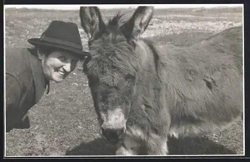 Foto-AK Wien, Bisamberg, Dame mit Hut und ein Esel, 1942