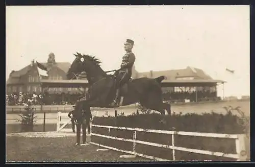 Foto-AK Soldat beim Heckensprung auf einem Rennplatz