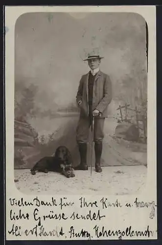 Foto-AK Junger Herr mit Spaniel vor Fotokulisse