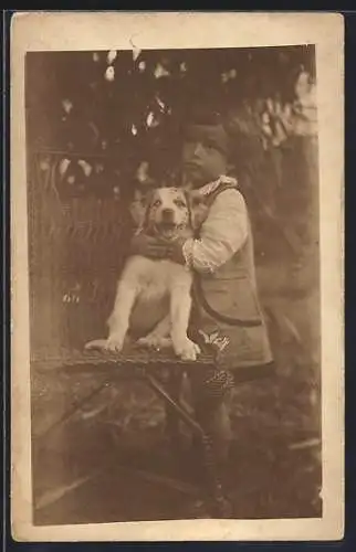 Foto-AK Kleines Mädchen mit Hund in einem Garten