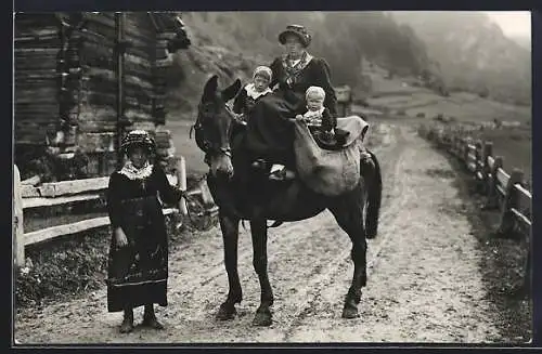 AK Retour des Champs, Mutter und Kinder auf einem Pferd