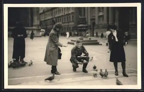 Foto-AK München, Taubenfütterung an der Feldherrnhalle